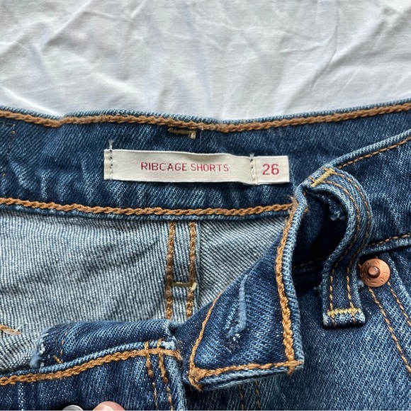 Levi's Ribcage Denim Shorts Medium Wash Size 26 - Picture 3 of 6